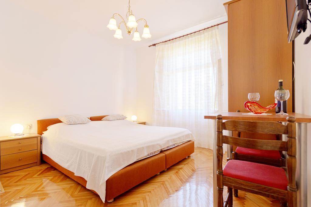 Guesthouse Wish Stari Grad  Rum bild