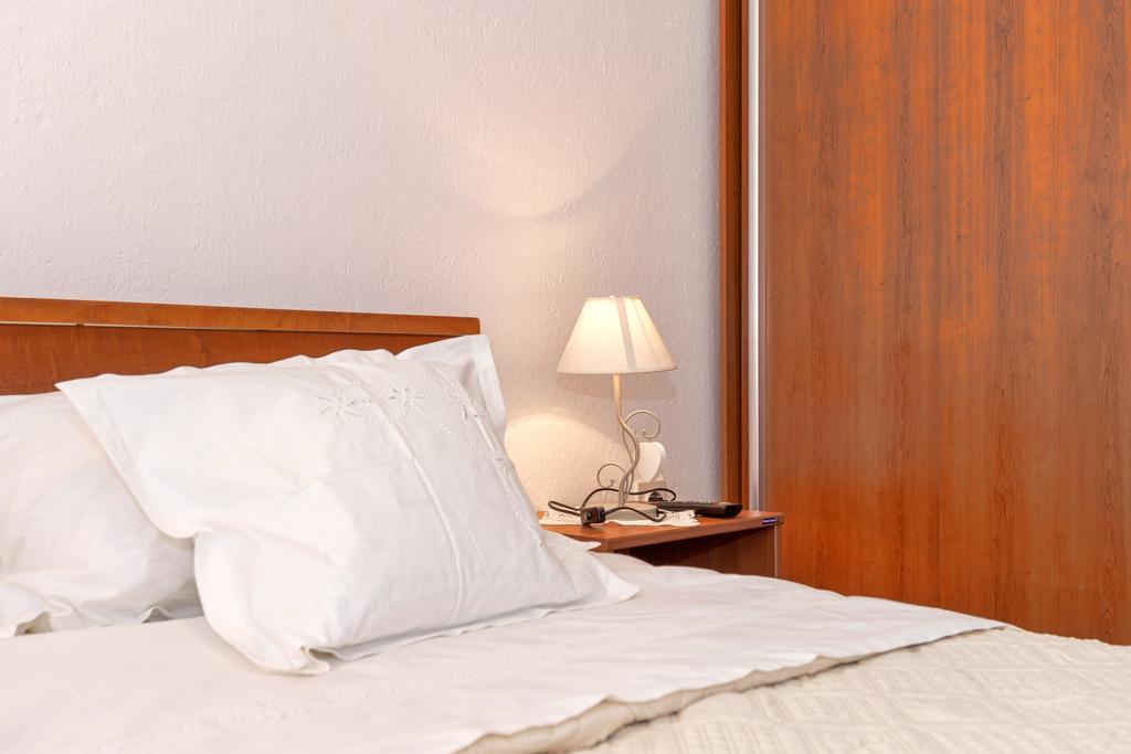 Guesthouse Wish Stari Grad  Rum bild